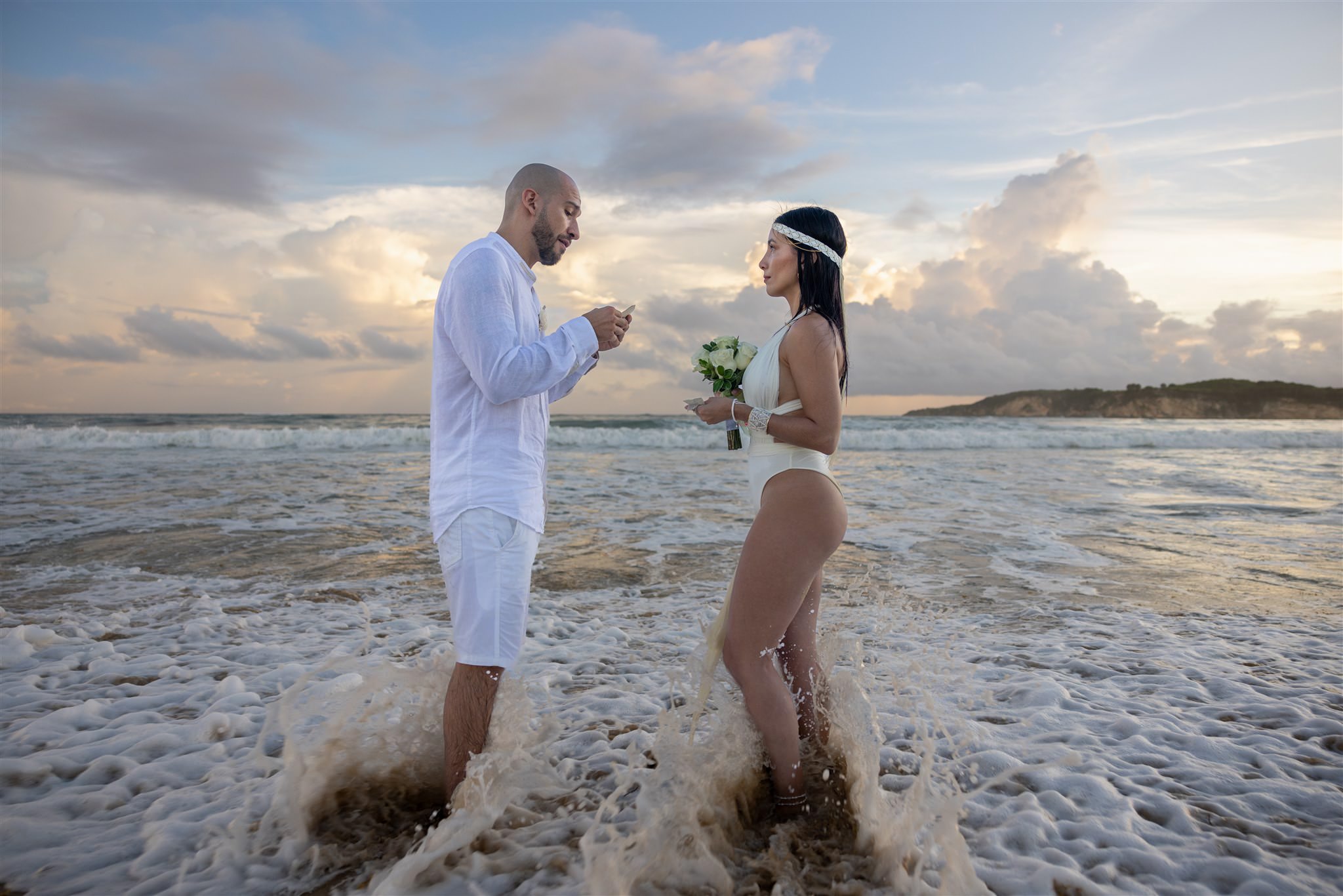 Fotógrafo en la playa al amanecer boda República Dominicana — Babula Shots RD