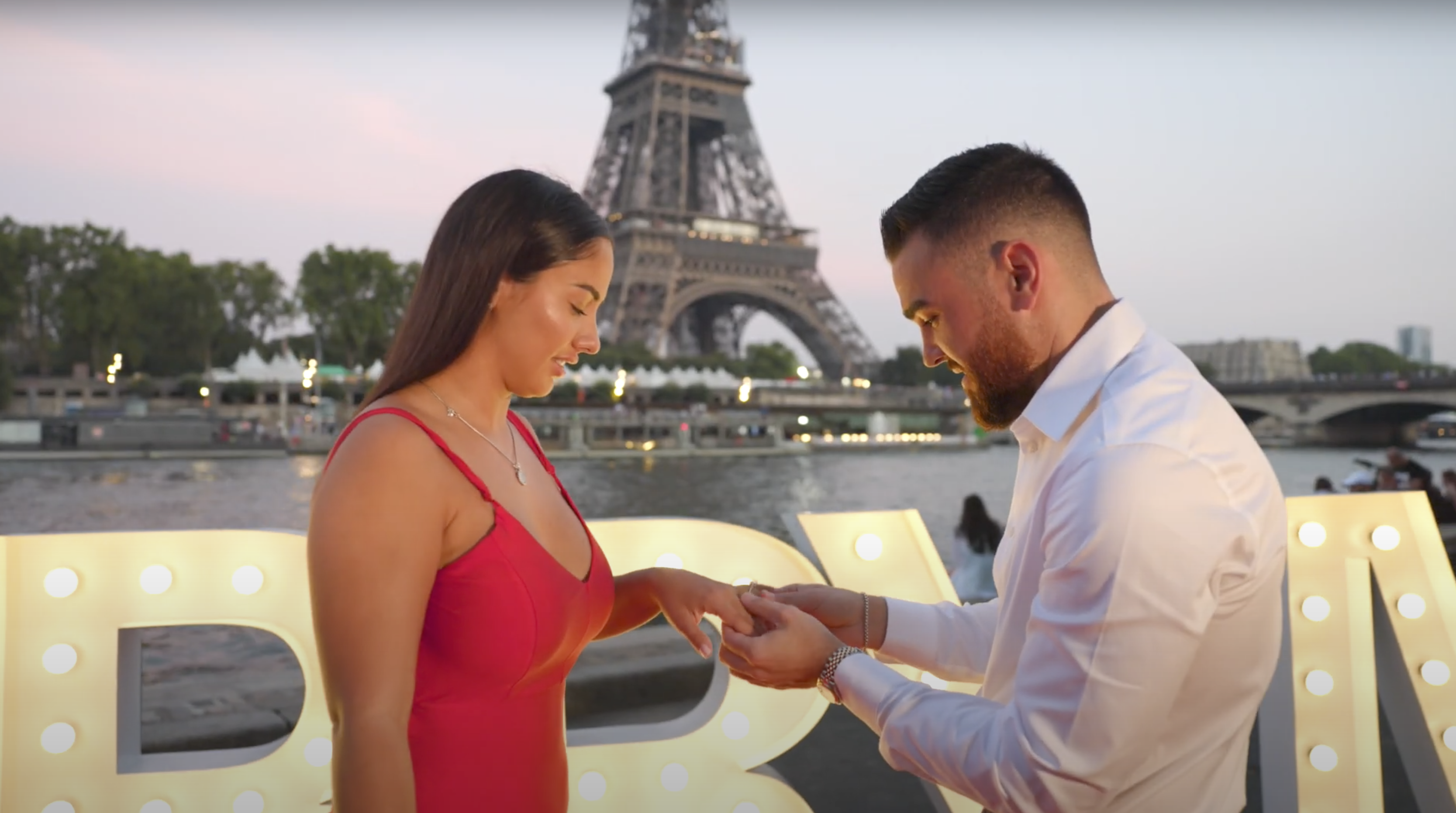 Propuesta de compromiso matrimonial frente a la Torre Eiffel en París — Babula Shots RD