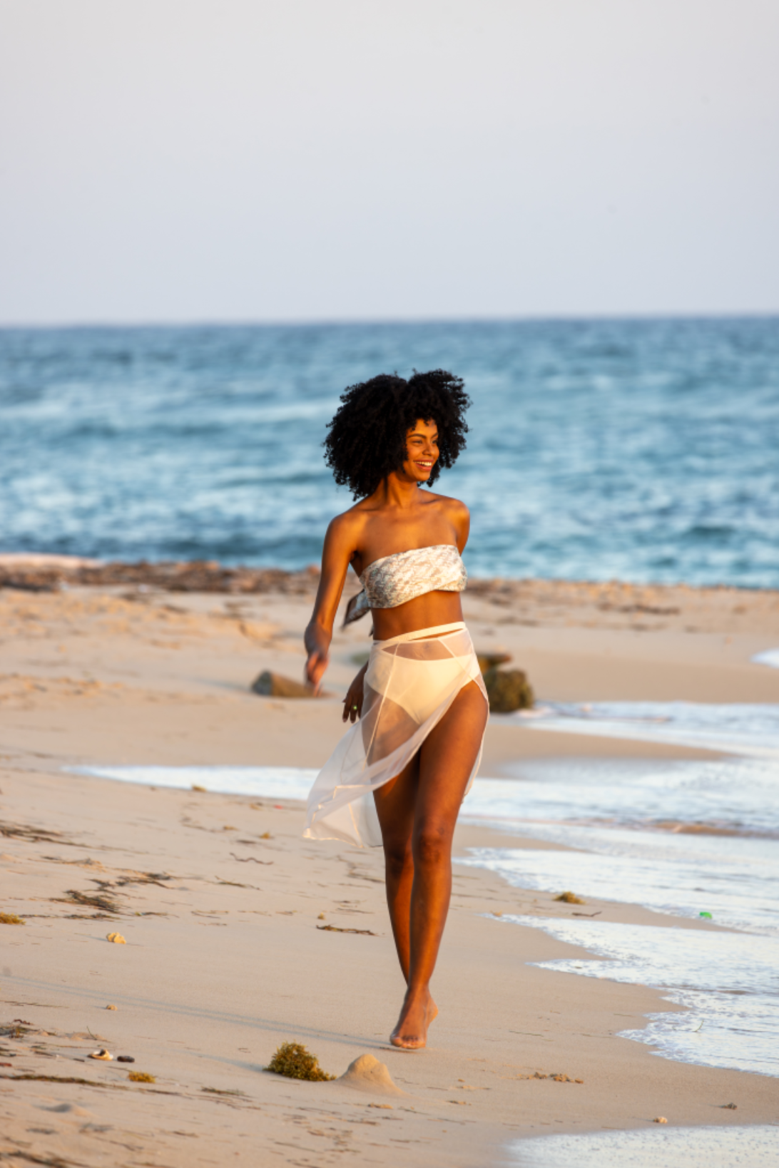 Ropa de playa en la playa de Juan Dolio al atardecer.