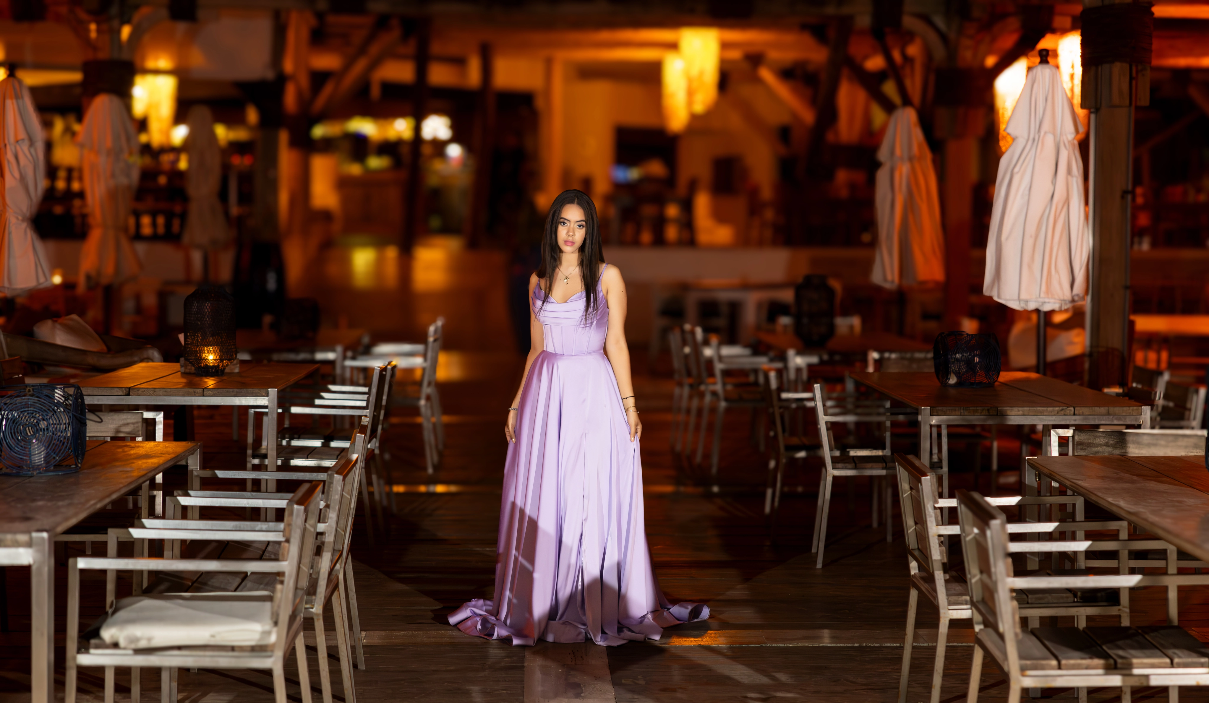 Sesión de fotos de quinceañera con concepto creativo en estudio