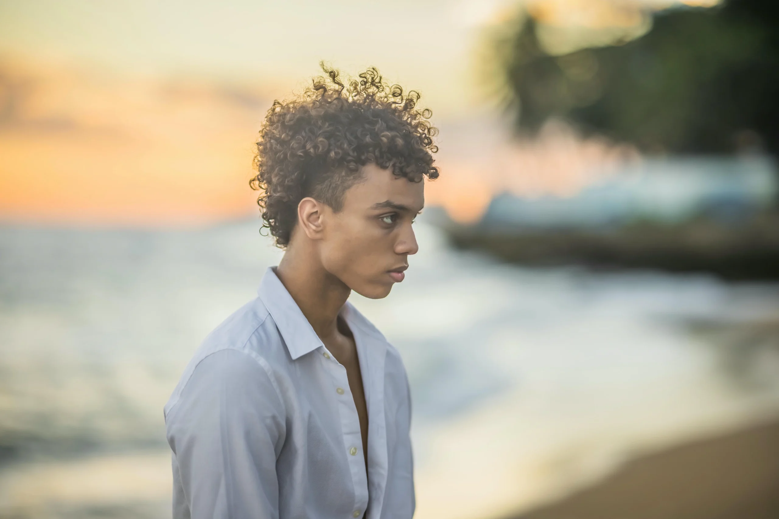Impresión artística de la luz del sol brillando sobre el agua en la playa de Santo Domingo.