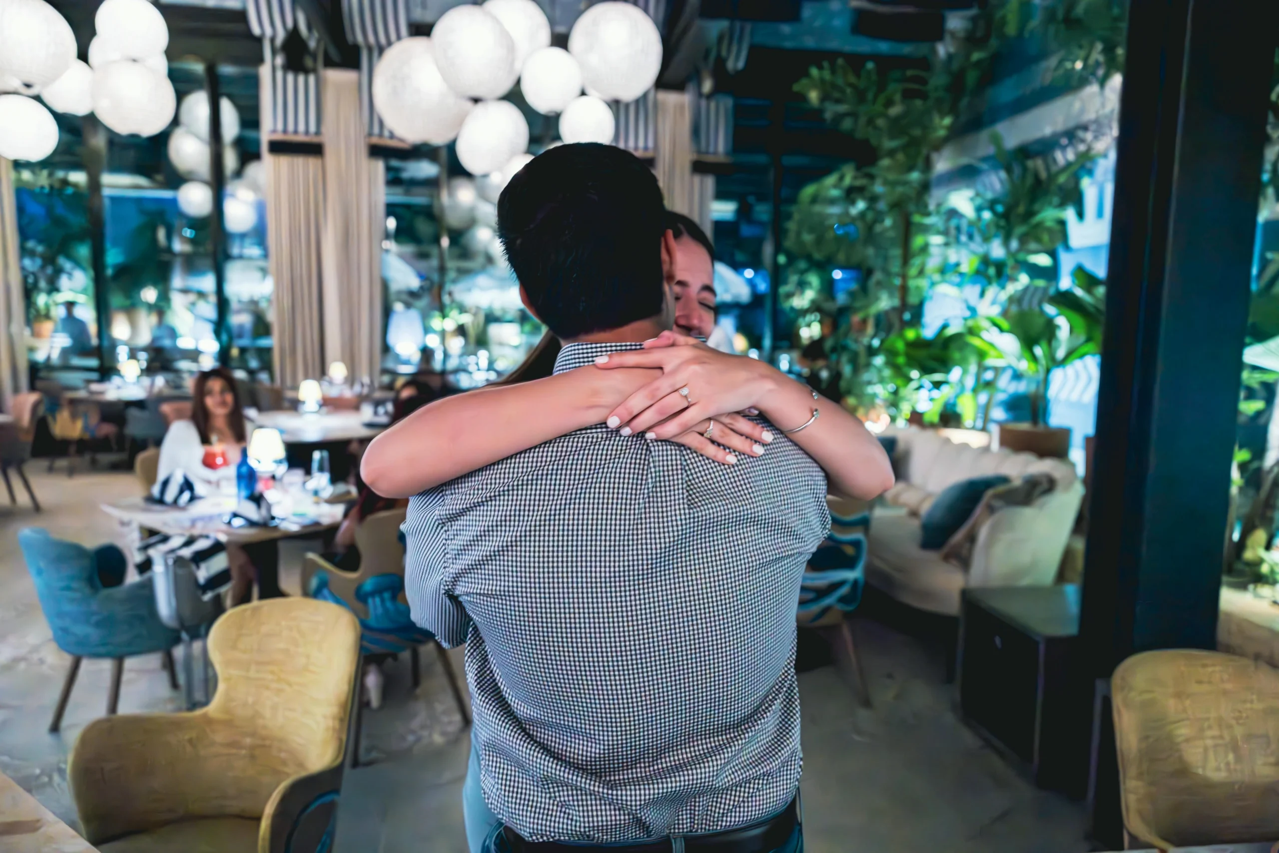 Fotógrafo de propuesta de matrimonio sorpresa en República Dominicana con cena romántica y decoración especial