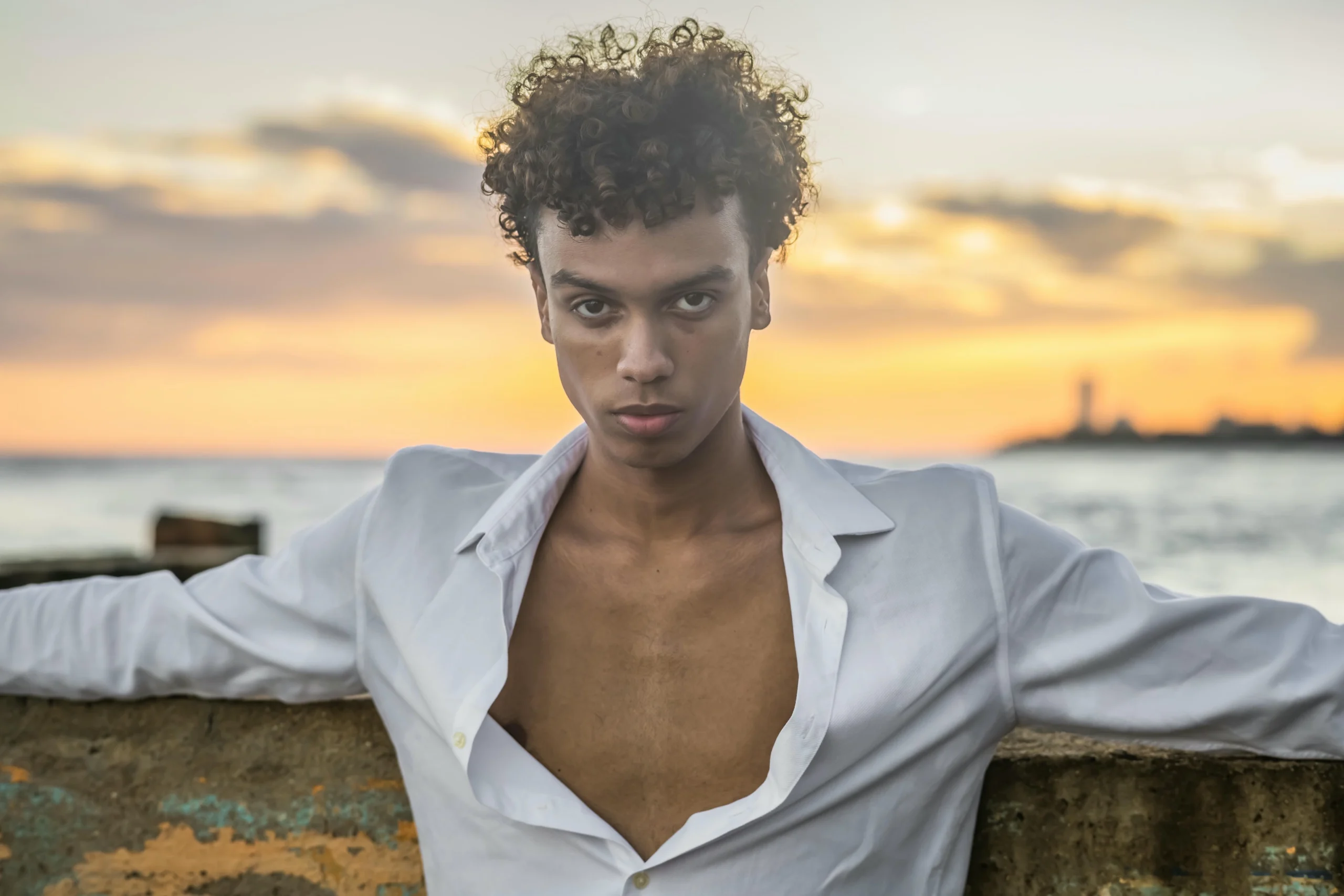 Sesión de fotos al amanecer en la playa de Santo Domingo