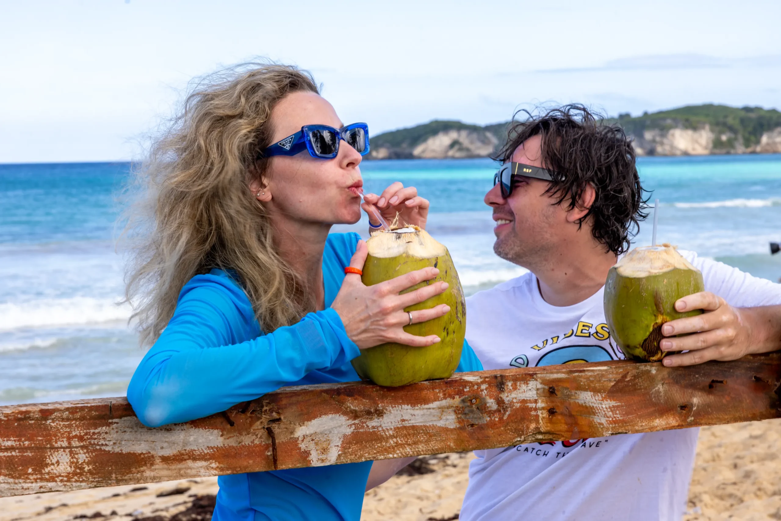Natural beach photo session with couple in Punta Cana