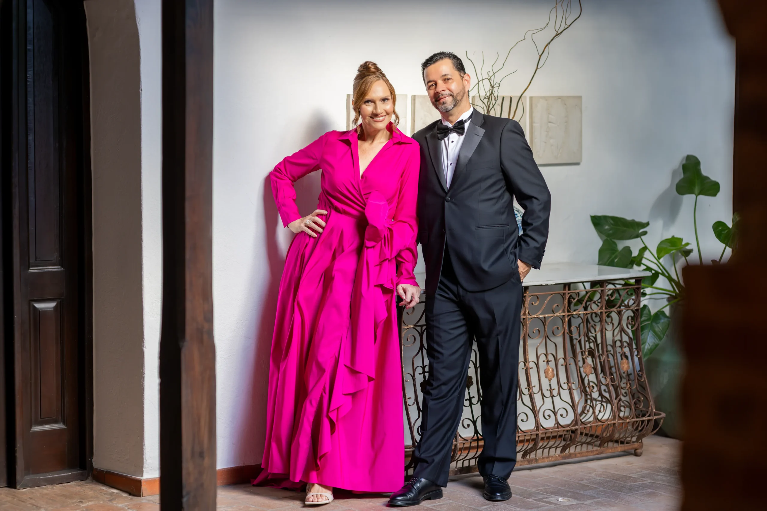 Pareja durante sesión de fotos profesional en Zona Colonial Santo Domingo.