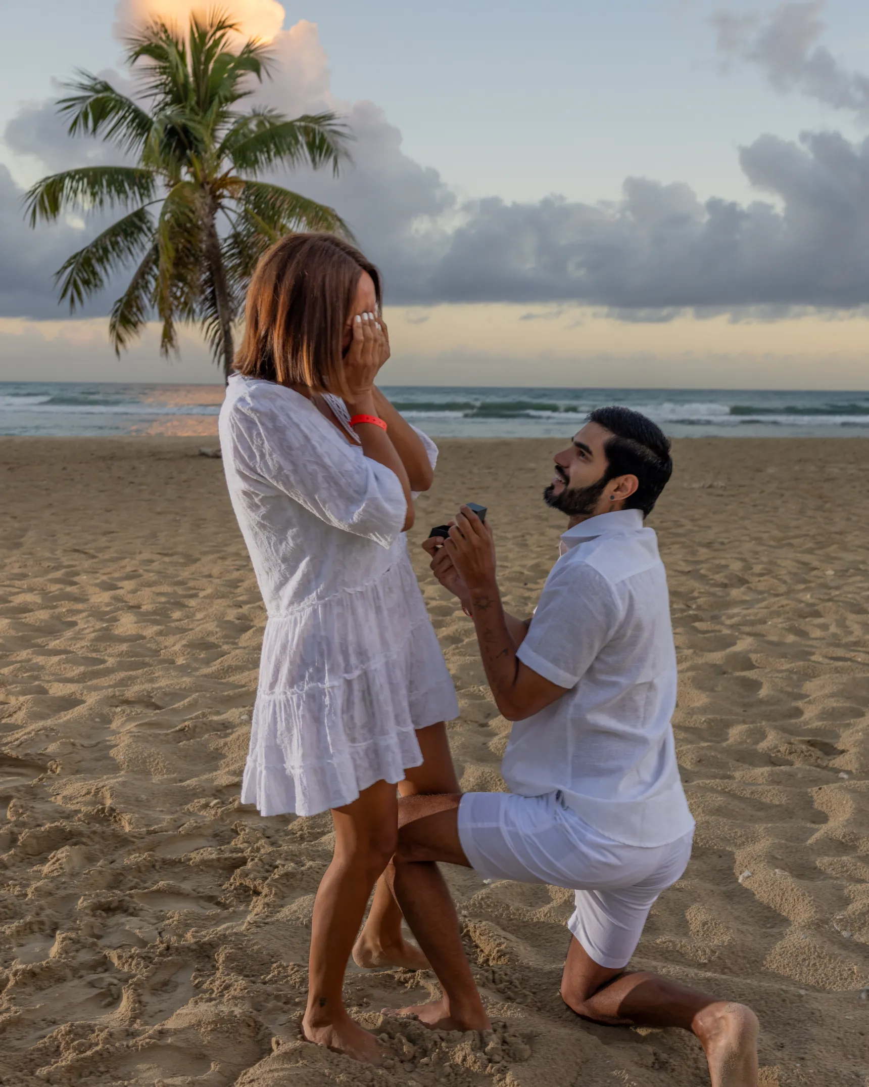 Propuesta de matrimonio en la playa de Punta Cana con fotógrafo profesional