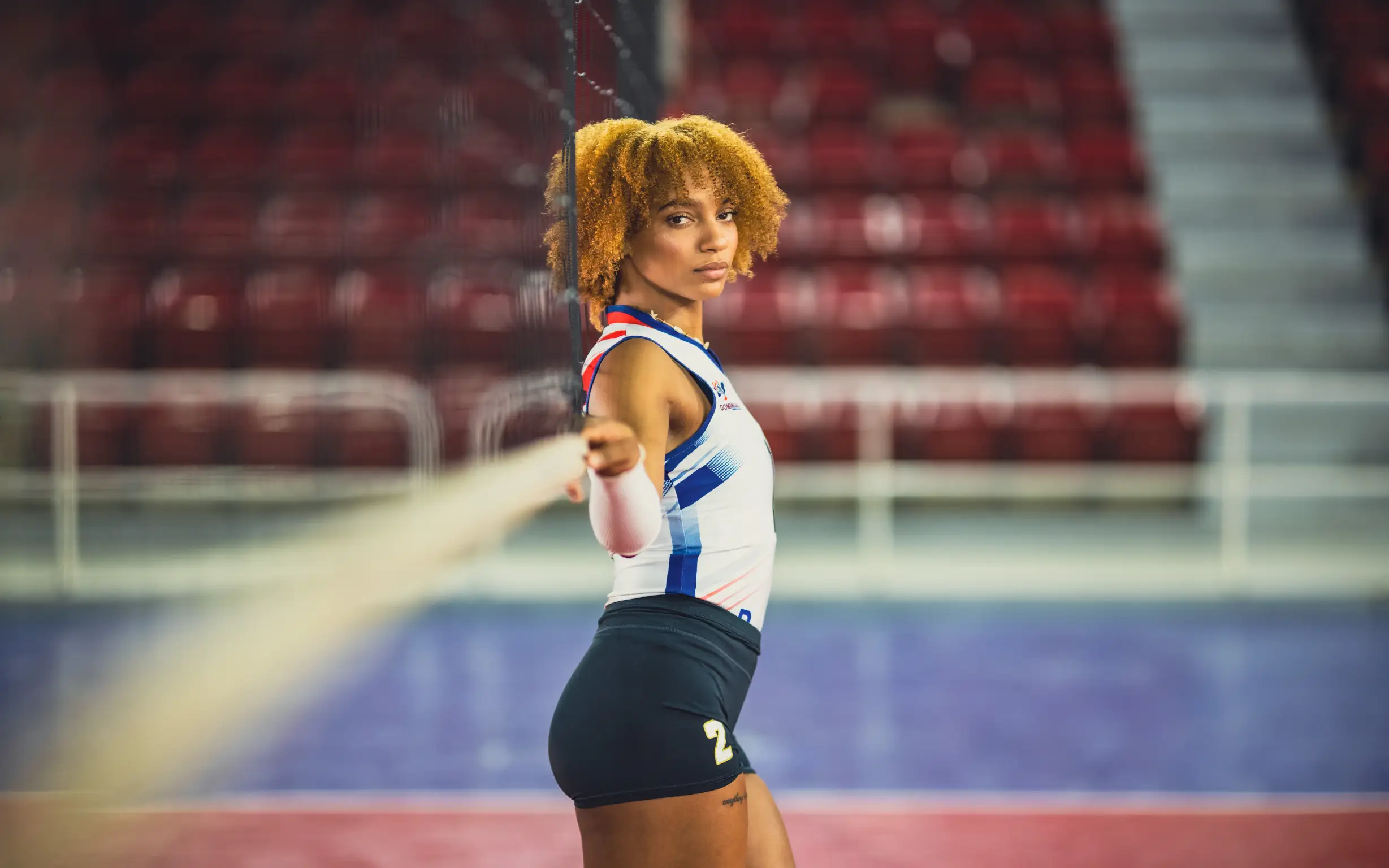 Retrato editorial deportivo de Babula Shots — jugadora del equipo nacional de voleibol de República Dominicana en cancha, fotografía profesional en Santo Domingo