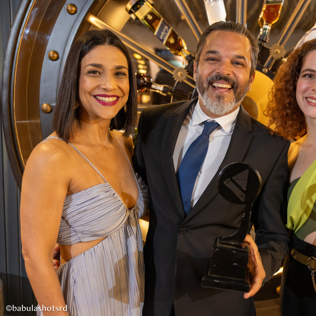 Fotografías que transmiten la alegría y la emoción de los eventos en Santo Domingo.